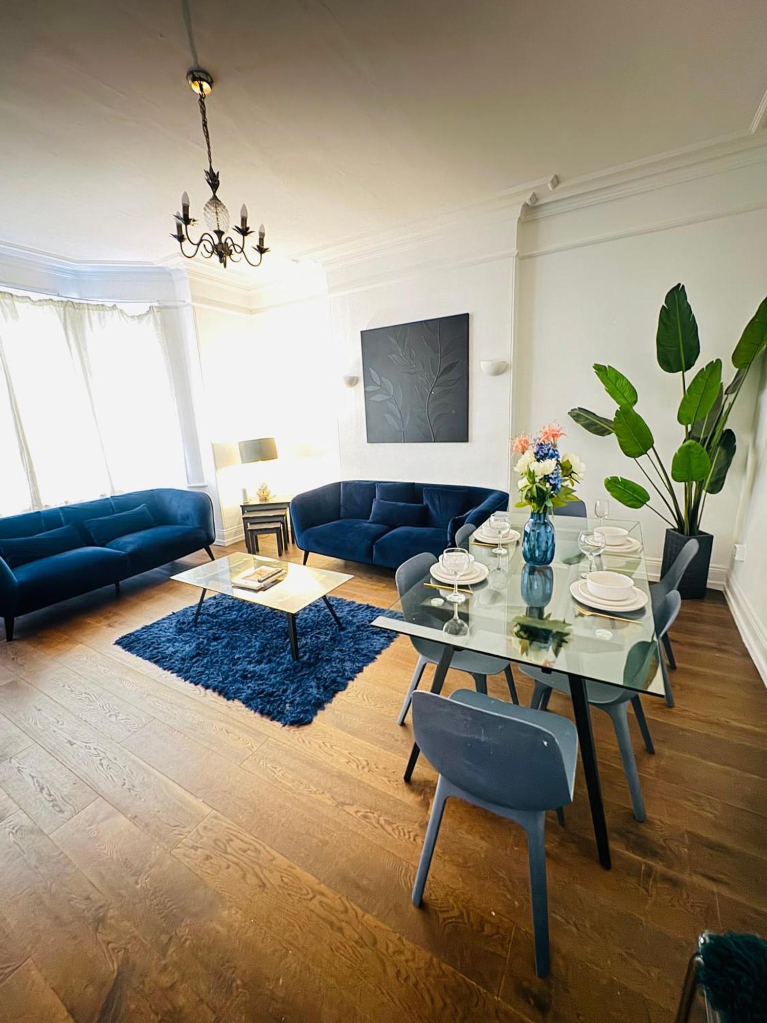 Family Four Bedroom Near Oxford Street Apartment