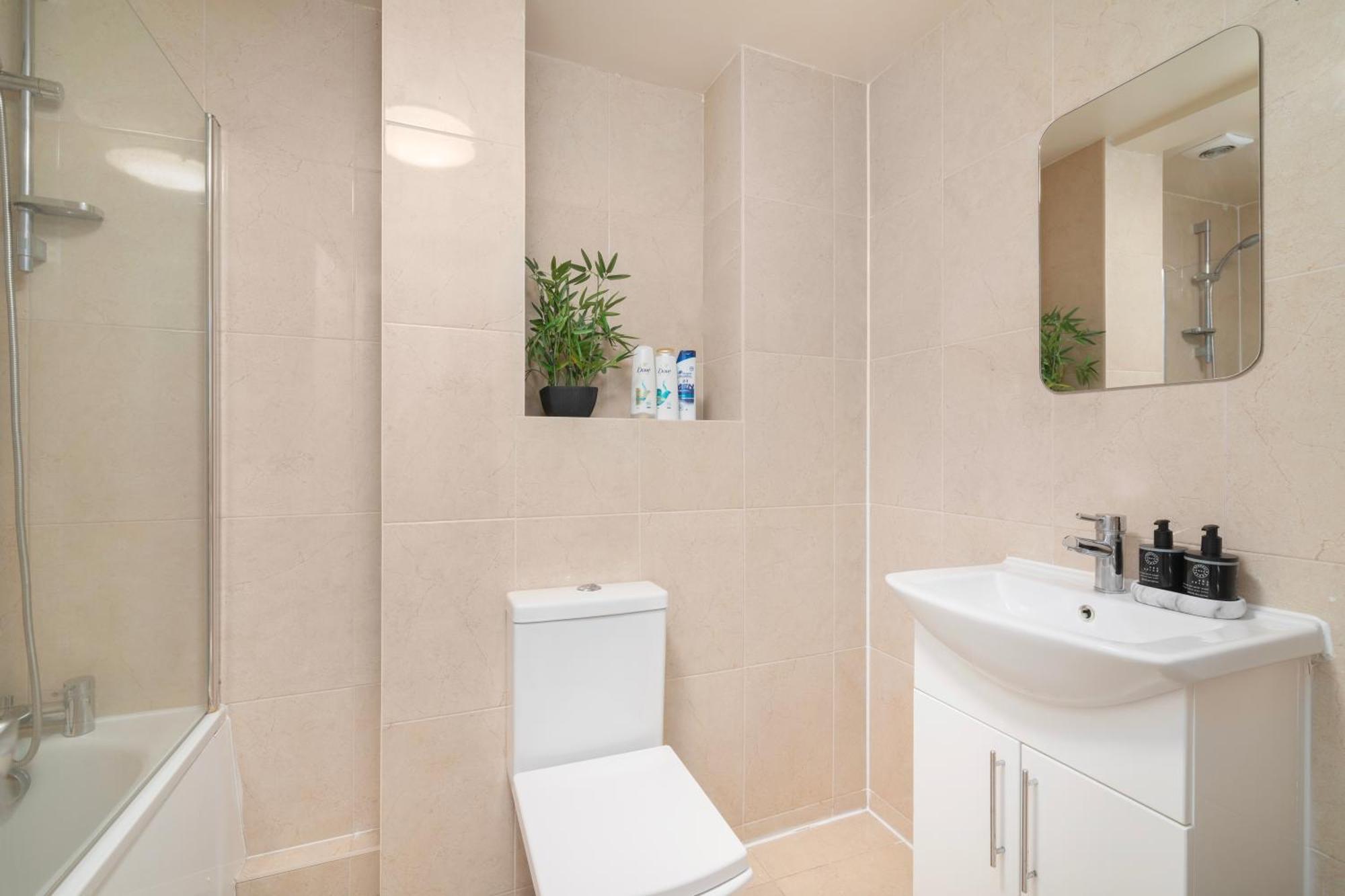 Spacious 5 Bedroom House * London