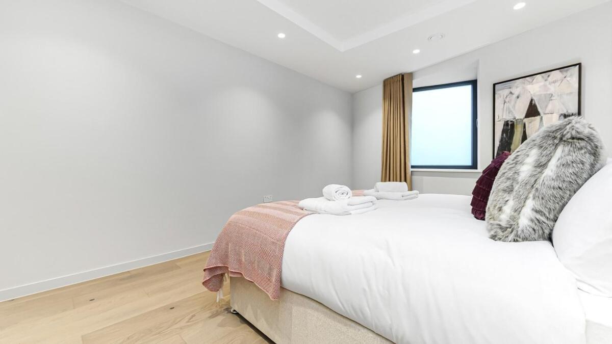 Upscale Modern Luxe Stunning 5br In London!