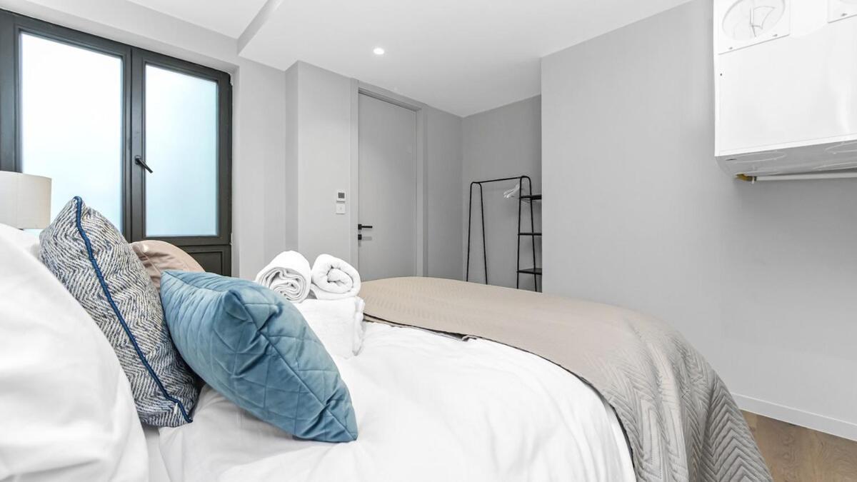 Apartment Upscale Modern Luxe Stunning 5br In London! *
