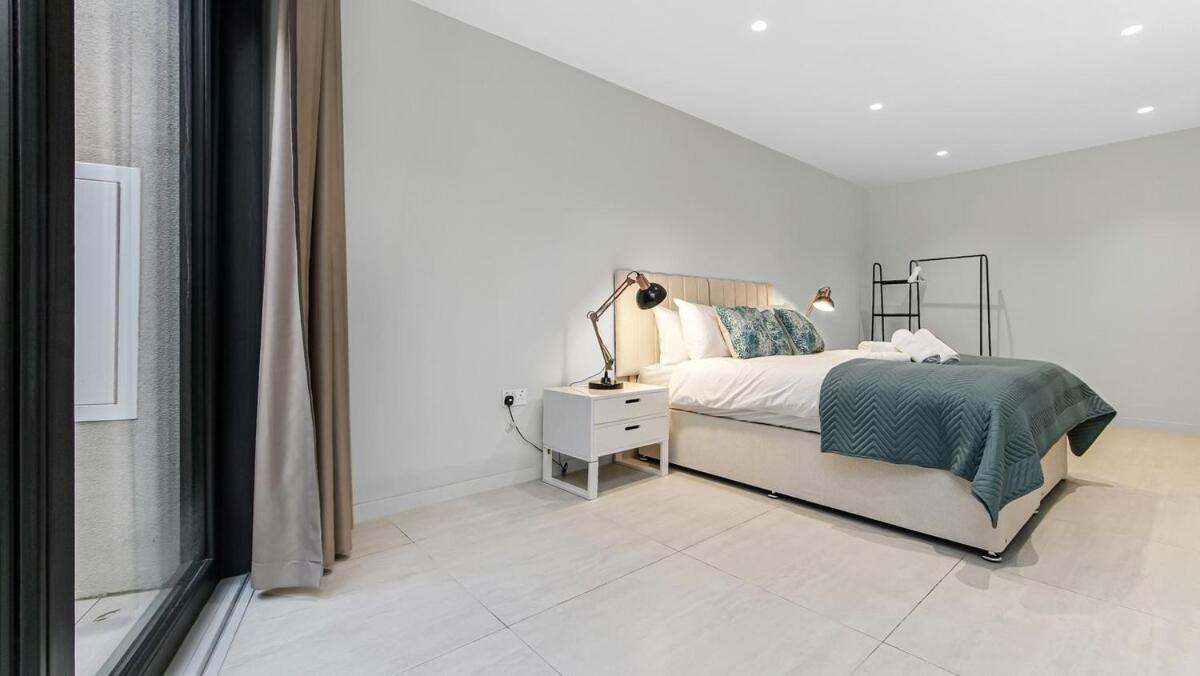 Upscale Modern Luxe Stunning 5br In London! Apartment