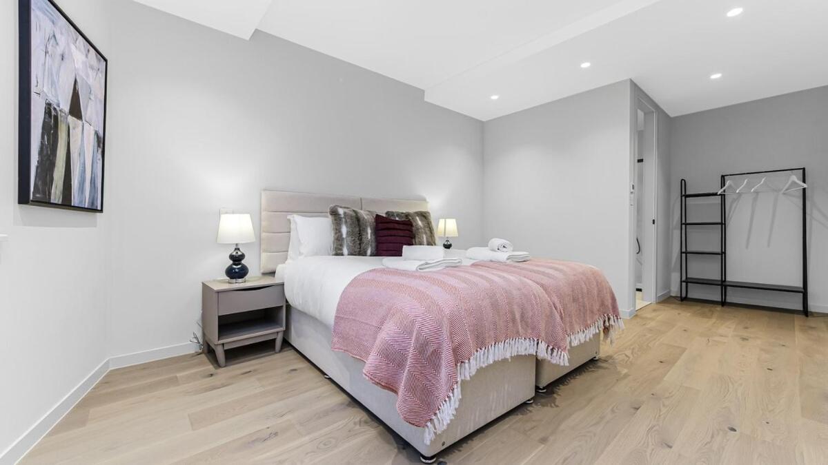 Upscale Modern Luxe Stunning 5br In London! * London