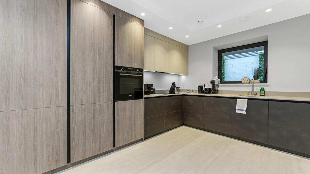Upscale Modern Luxe Stunning 5br In London!