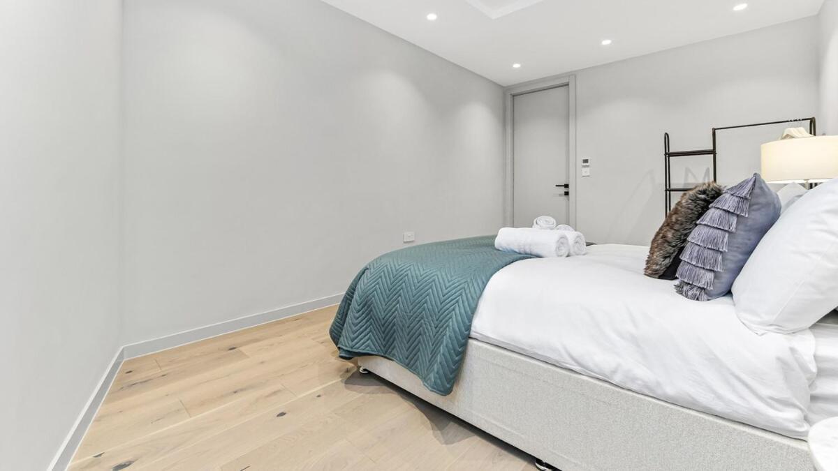 Upscale Modern Luxe Stunning 5br In London!