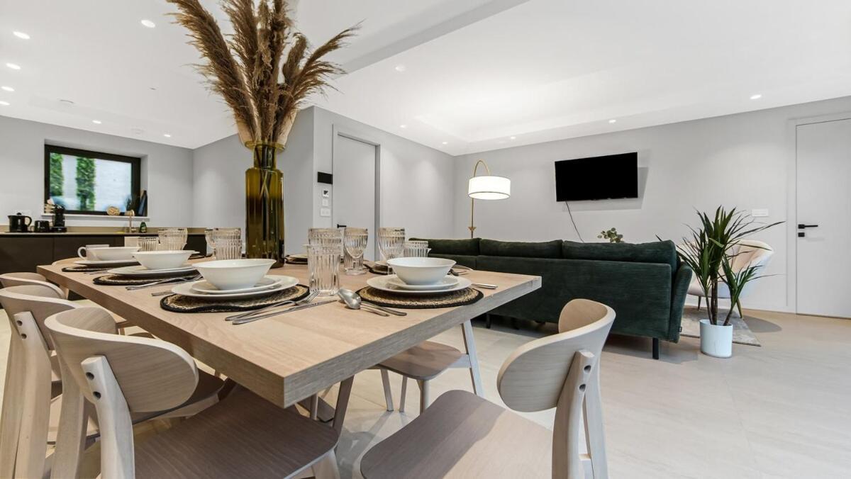 Apartment Upscale Modern Luxe Stunning 5br In London!