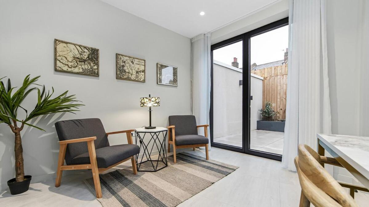 Upscale Modern Luxe Stunning 5br In London! London