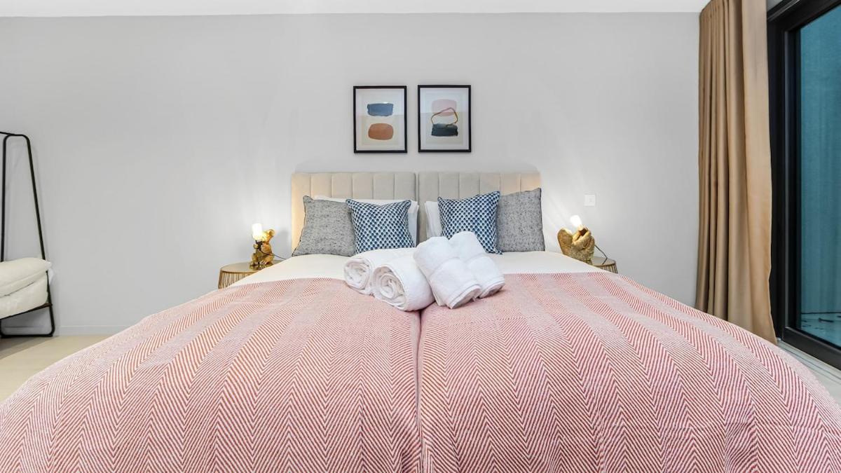 Upscale Modern Luxe Stunning 5br In London! * London