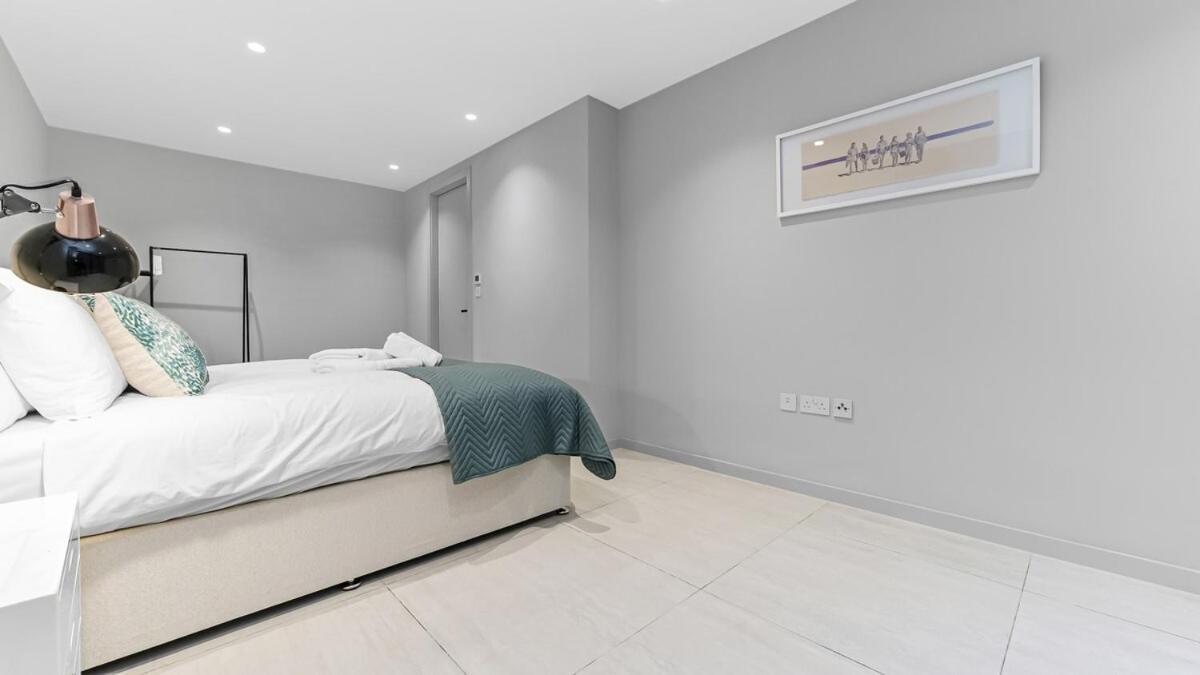 Upscale Modern Luxe Stunning 5br In London! London