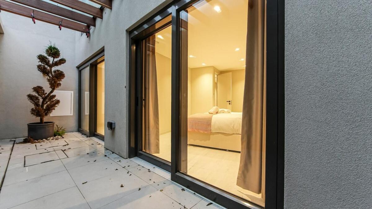 Upscale Modern Luxe Stunning 5br In London!