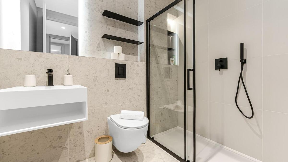 Upscale Modern Luxe Stunning 5br In London! Apartment *