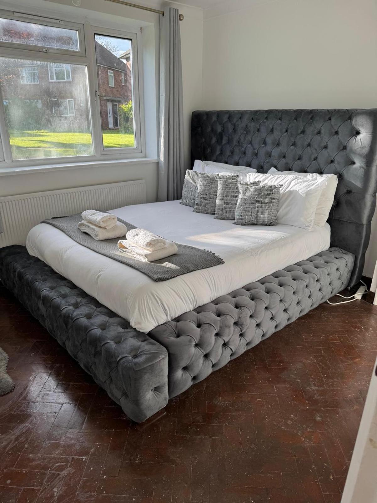 Apartment Cosy 2-bed Maisonette With Private Garage In Wembley