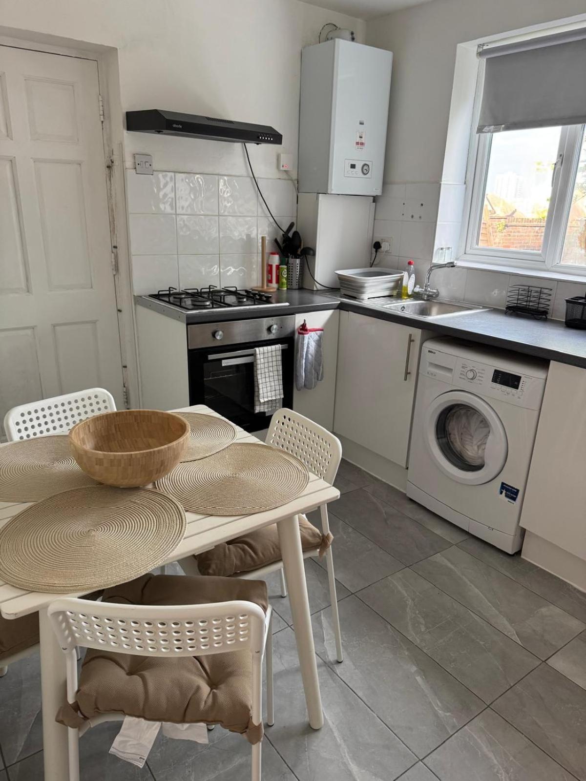 Cosy 2-bed Maisonette With Private Garage In Wembley Apartment *