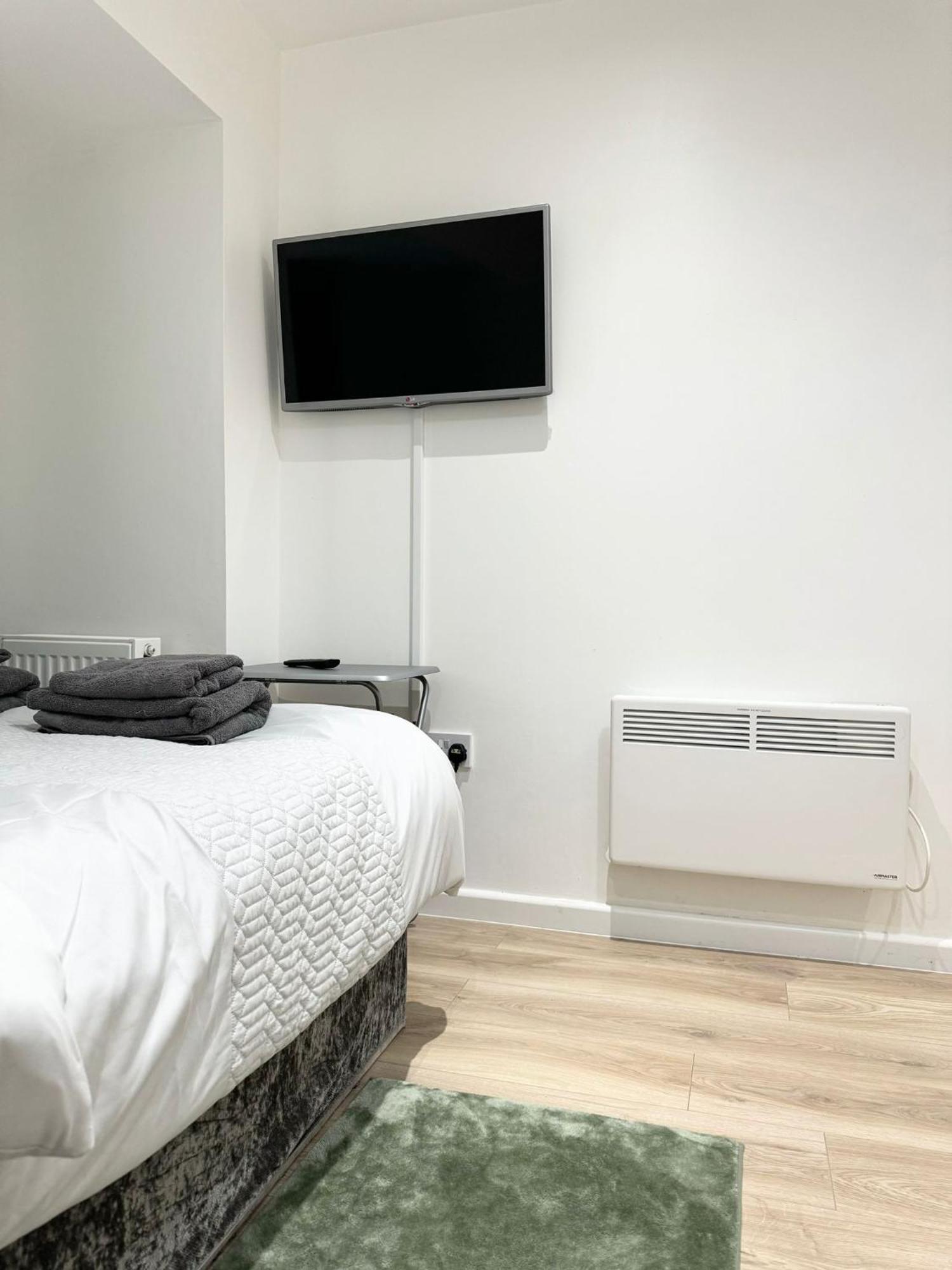Light & Lamp, En-suite Studio, In Woolwich *