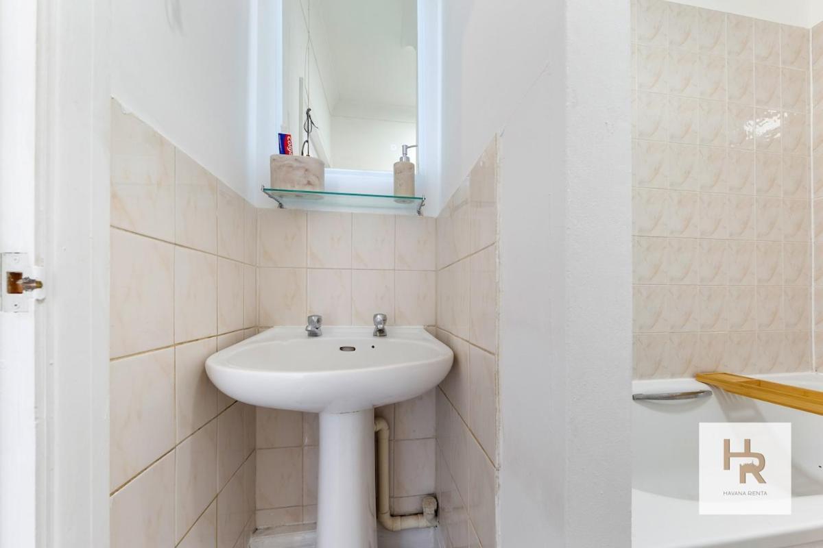 Prime Location - Stylish Retreat - Wifi & Netflix Apartment