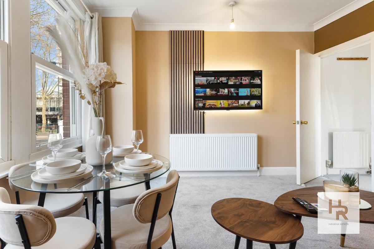 Prime Location - Stylish Retreat - Wifi & Netflix *
