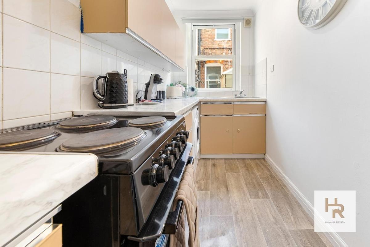 Prime Location - Stylish Retreat - Wifi & Netflix Apartment *