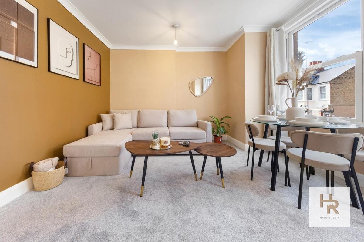 Prime Location - Stylish Retreat - Wifi & Netflix *