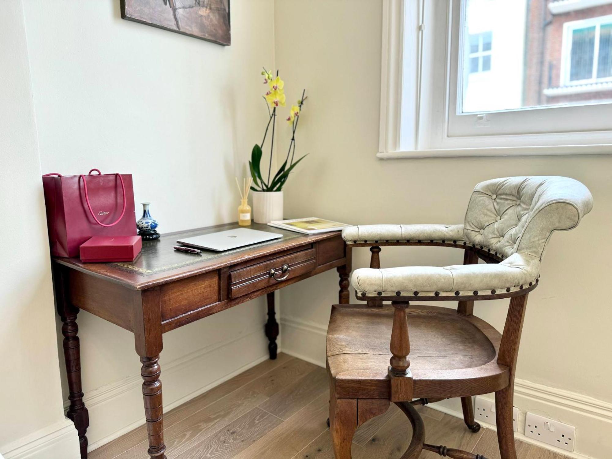 Chic Marylebone Village W Premium Mattress And 55 Inch Tv, By The Design Traveller Apartment