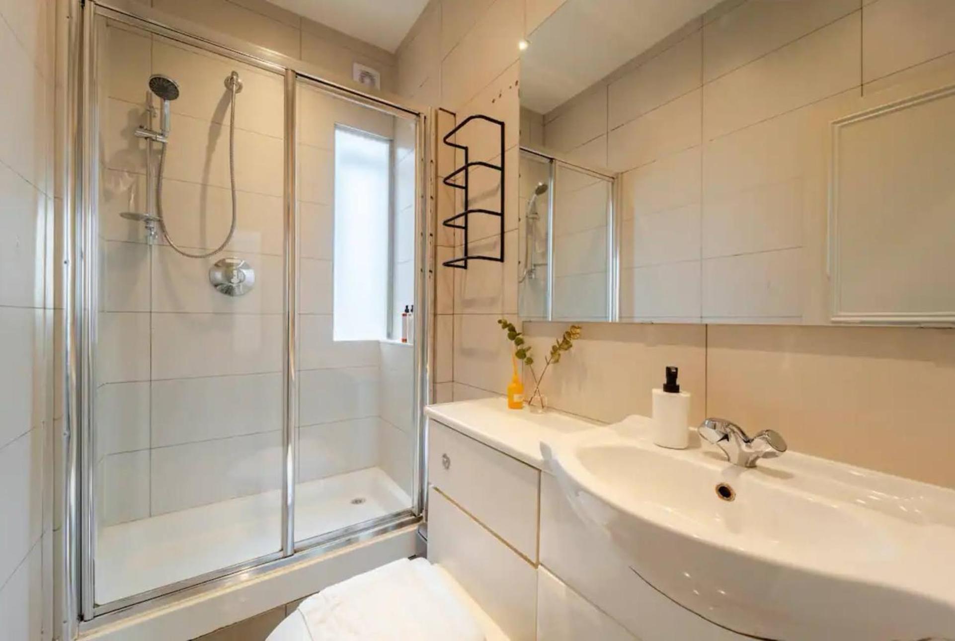 Chic Marylebone Village W Premium Mattress And 55 Inch Tv, By The Design Traveller Apartment London