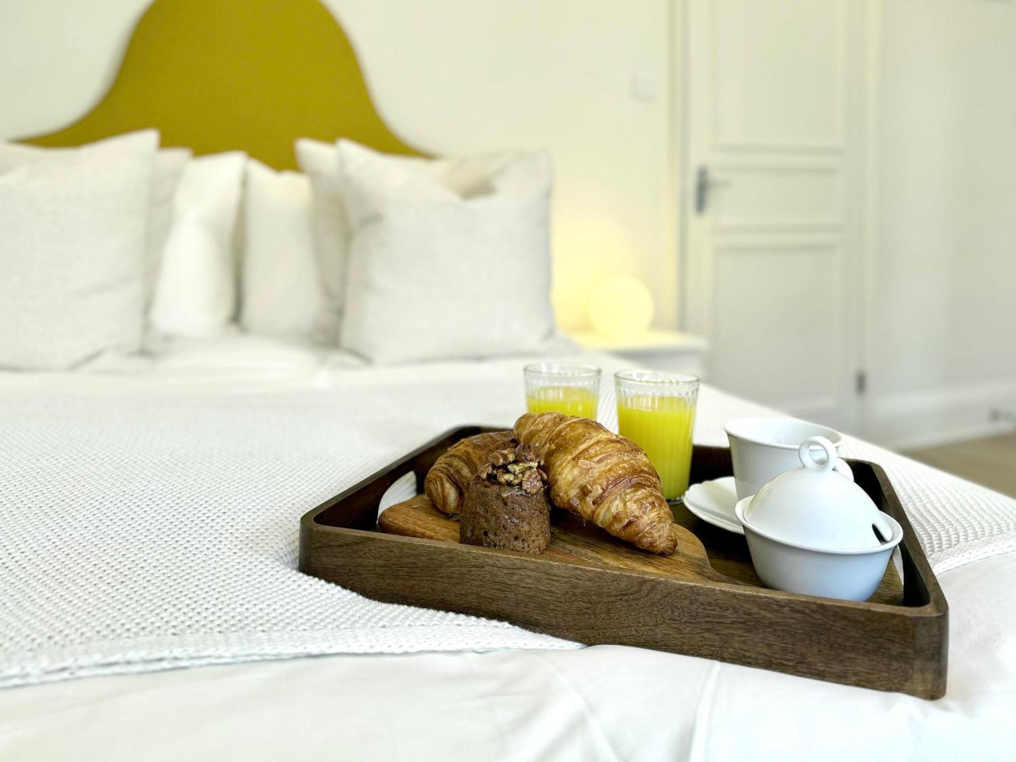 Chic Marylebone Village W Premium Mattress And 55 Inch Tv, By The Design Traveller London