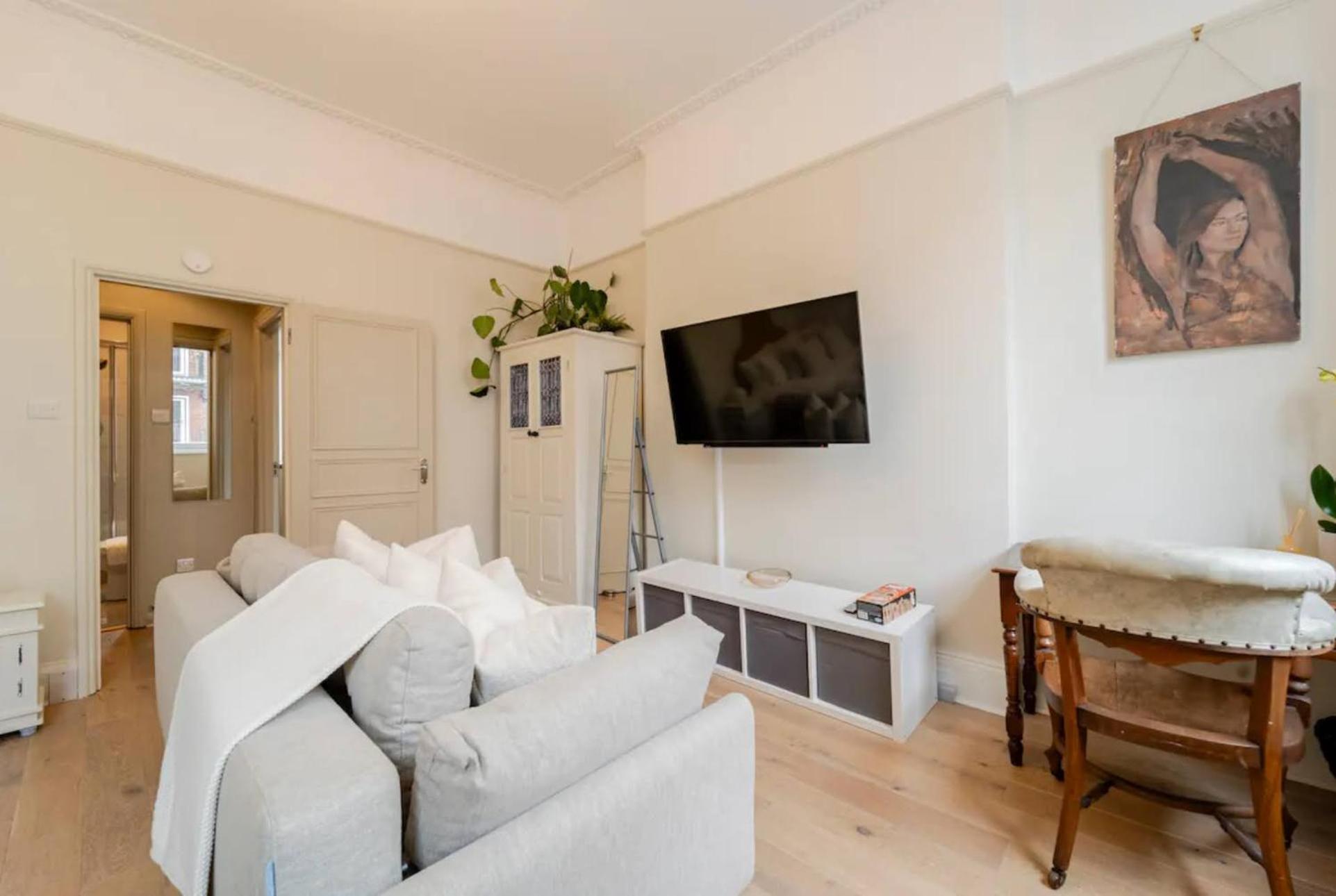 Chic Marylebone Village W Premium Mattress And 55 Inch Tv, By The Design Traveller *