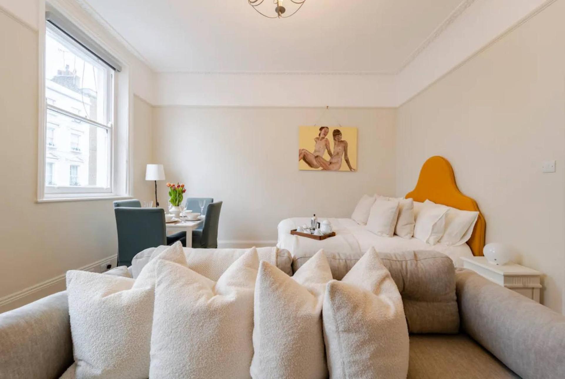 Chic Marylebone Village W Premium Mattress And 55 Inch Tv, By The Design Traveller