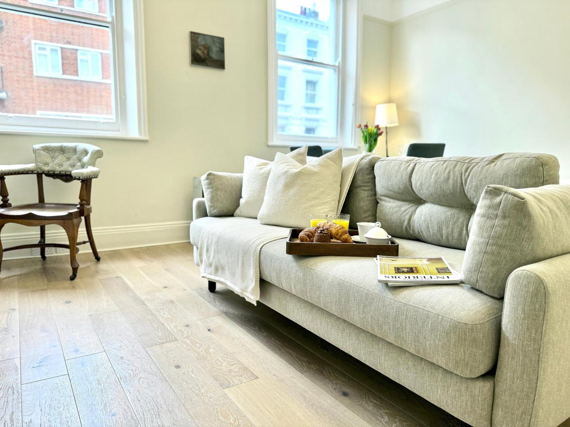 Chic Marylebone Village W Premium Mattress And 55 Inch Tv, By The Design Traveller