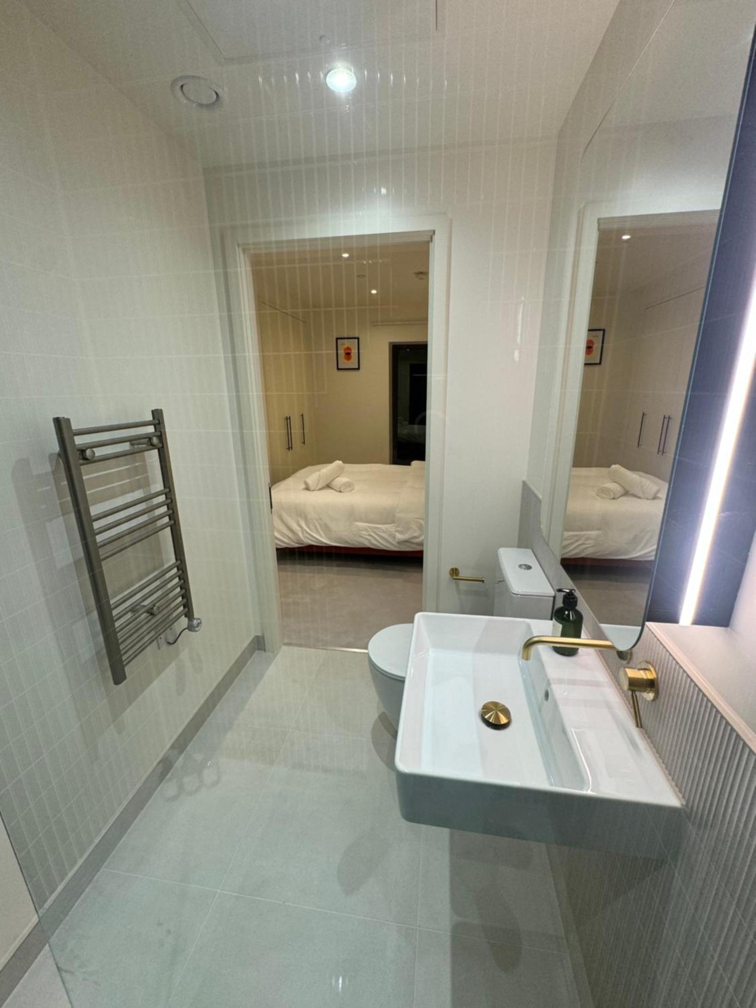 Waterside Near O2 Royal Dock With Parking And Ac Londen