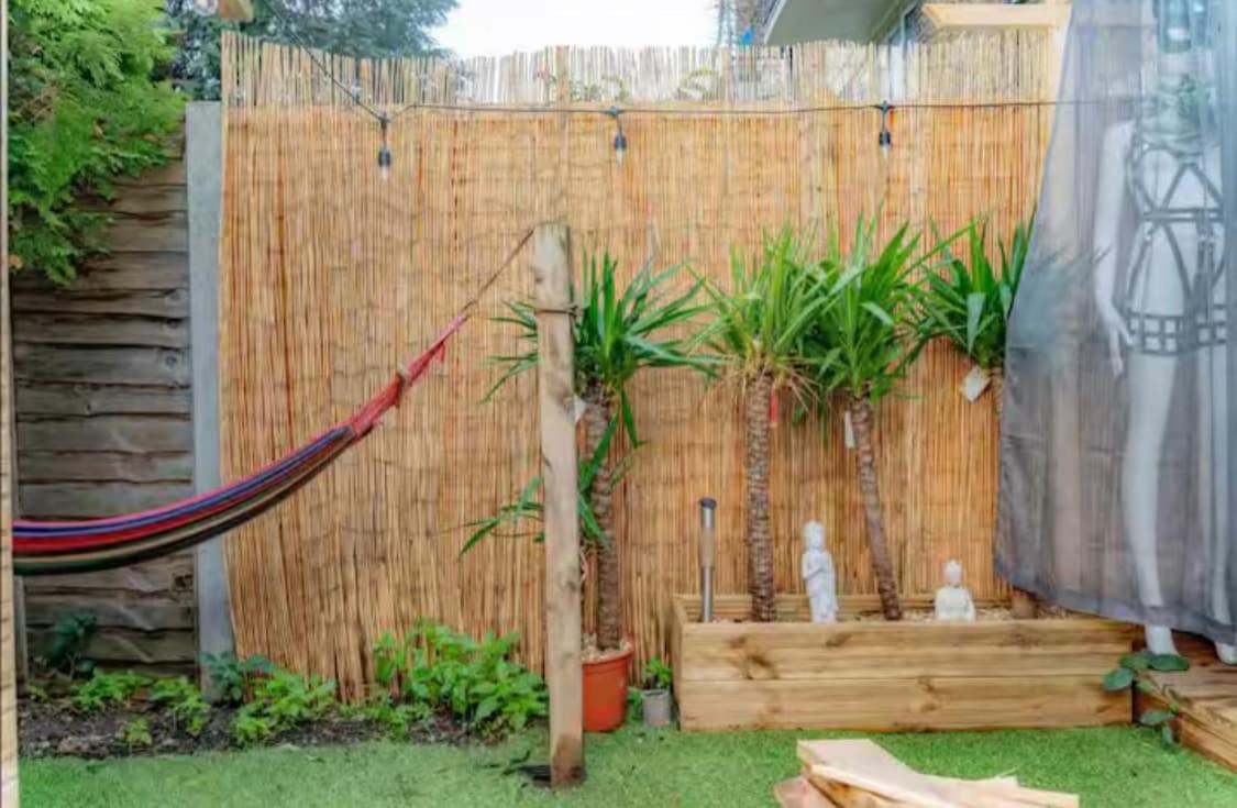 The Serene With Hot Tub, Sauna And Cinema Experience London