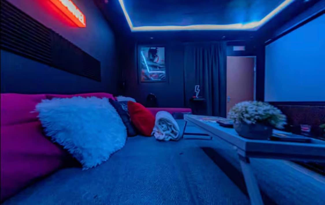 The Serene With Hot Tub, Sauna And Cinema Experience * London