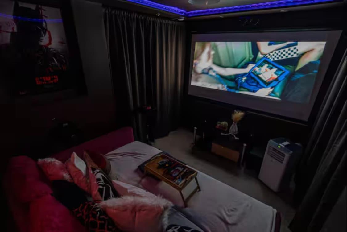 The Serene With Hot Tub, Sauna And Cinema Experience Holiday home