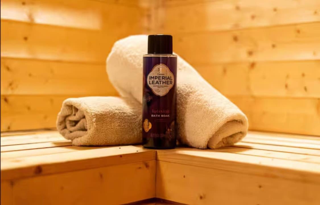 The Serene With Hot Tub, Sauna And Cinema Experience Holiday home London