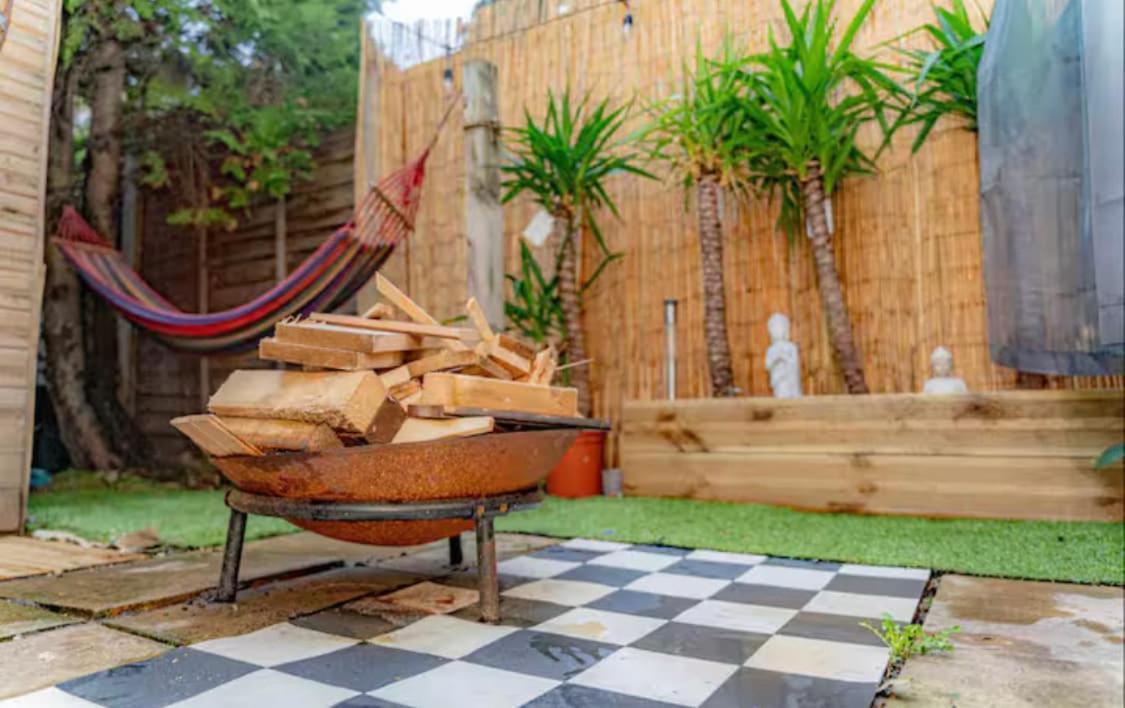 The Serene With Hot Tub, Sauna And Cinema Experience Holiday home London