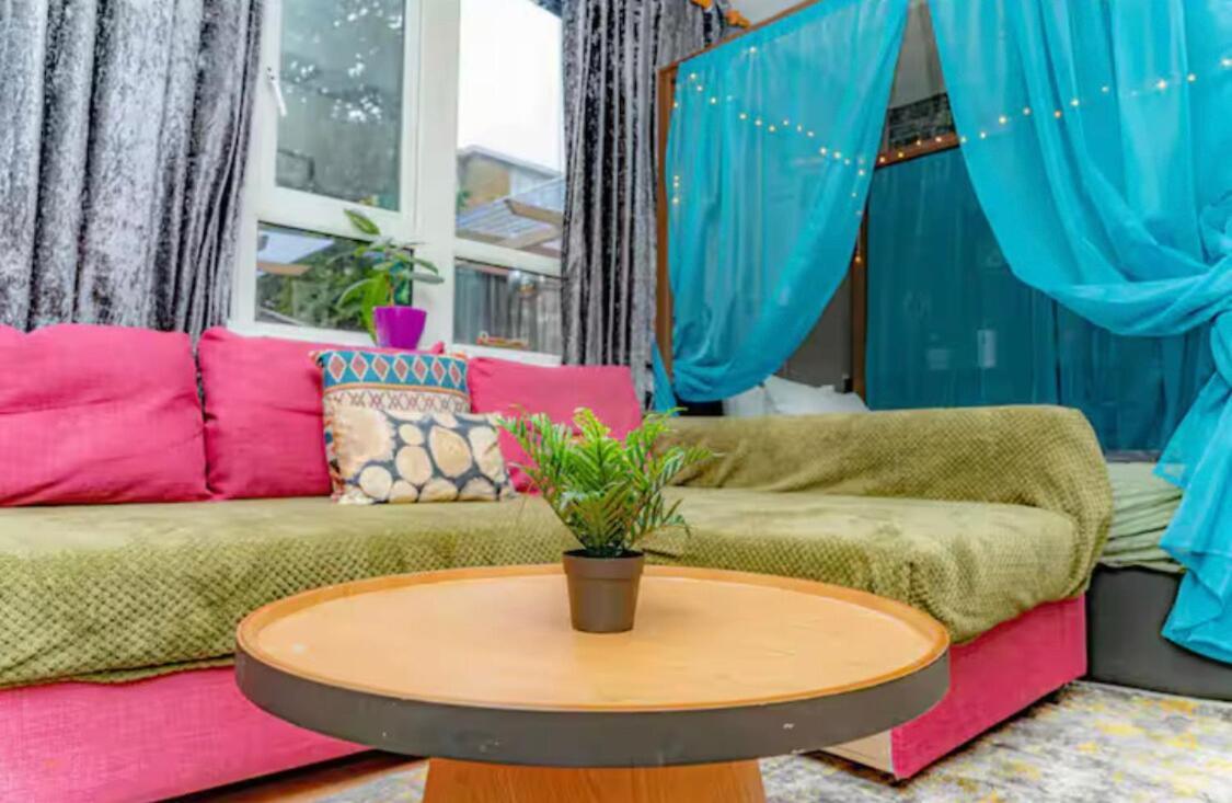 The Serene With Hot Tub, Sauna And Cinema Experience London