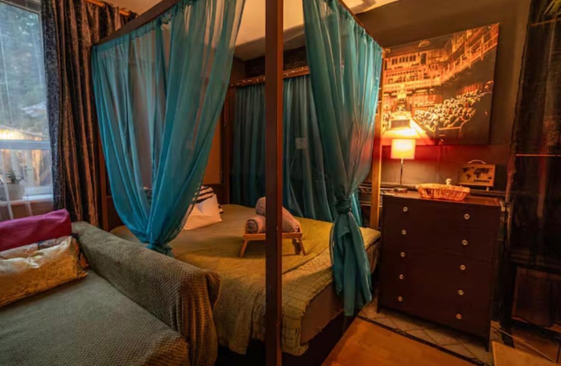 The Serene With Hot Tub, Sauna And Cinema Experience London