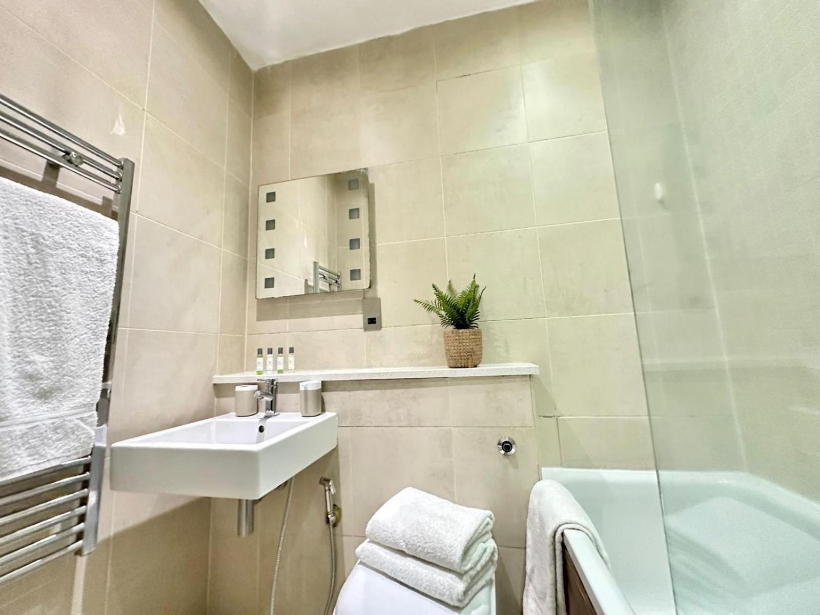 Family Four Bedroom Near Oxford Street Apartment London