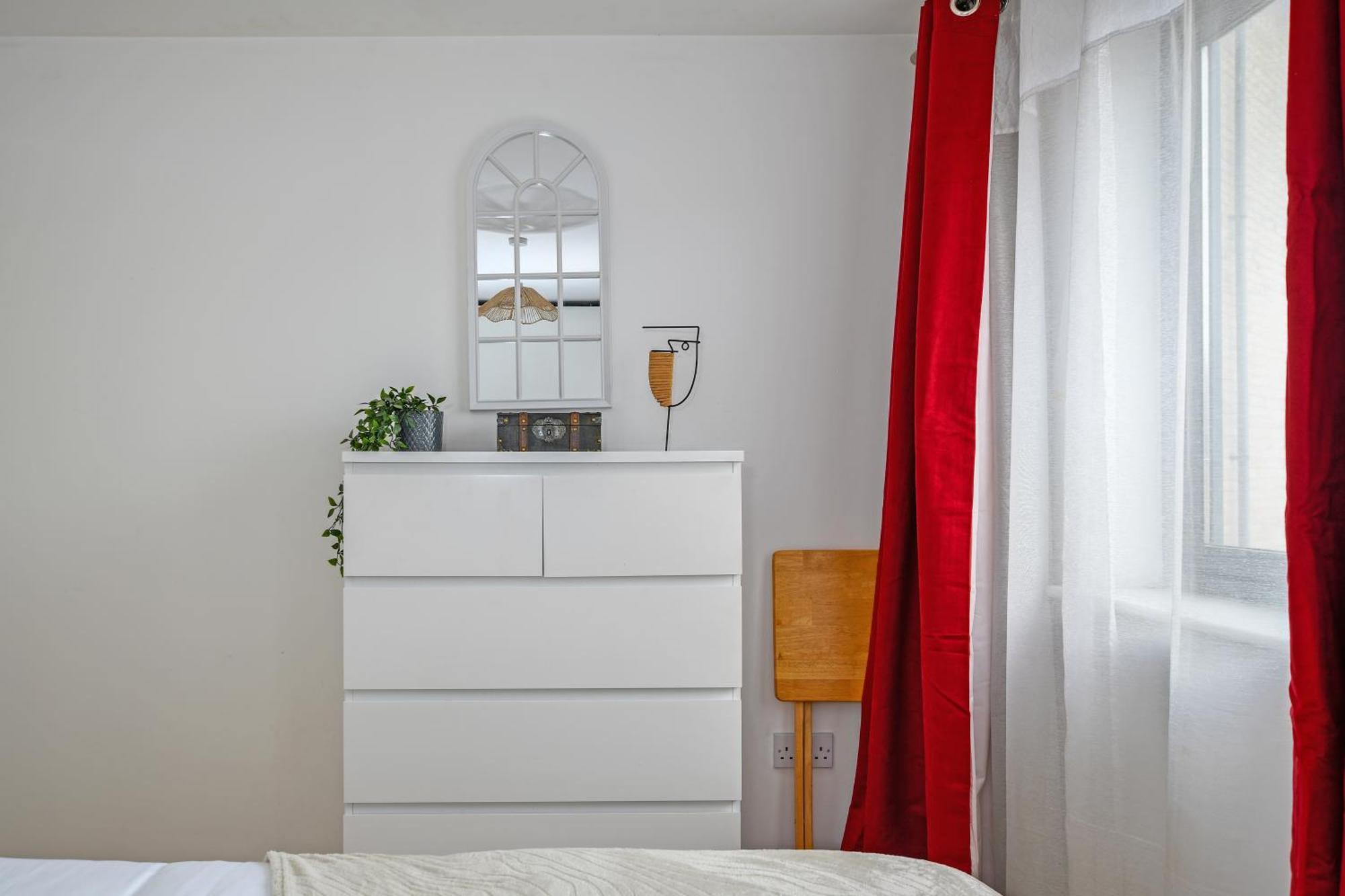 Beautiful Spacious 2 Bed Flat With 2 Parking Near Wembley Stadium Apartment