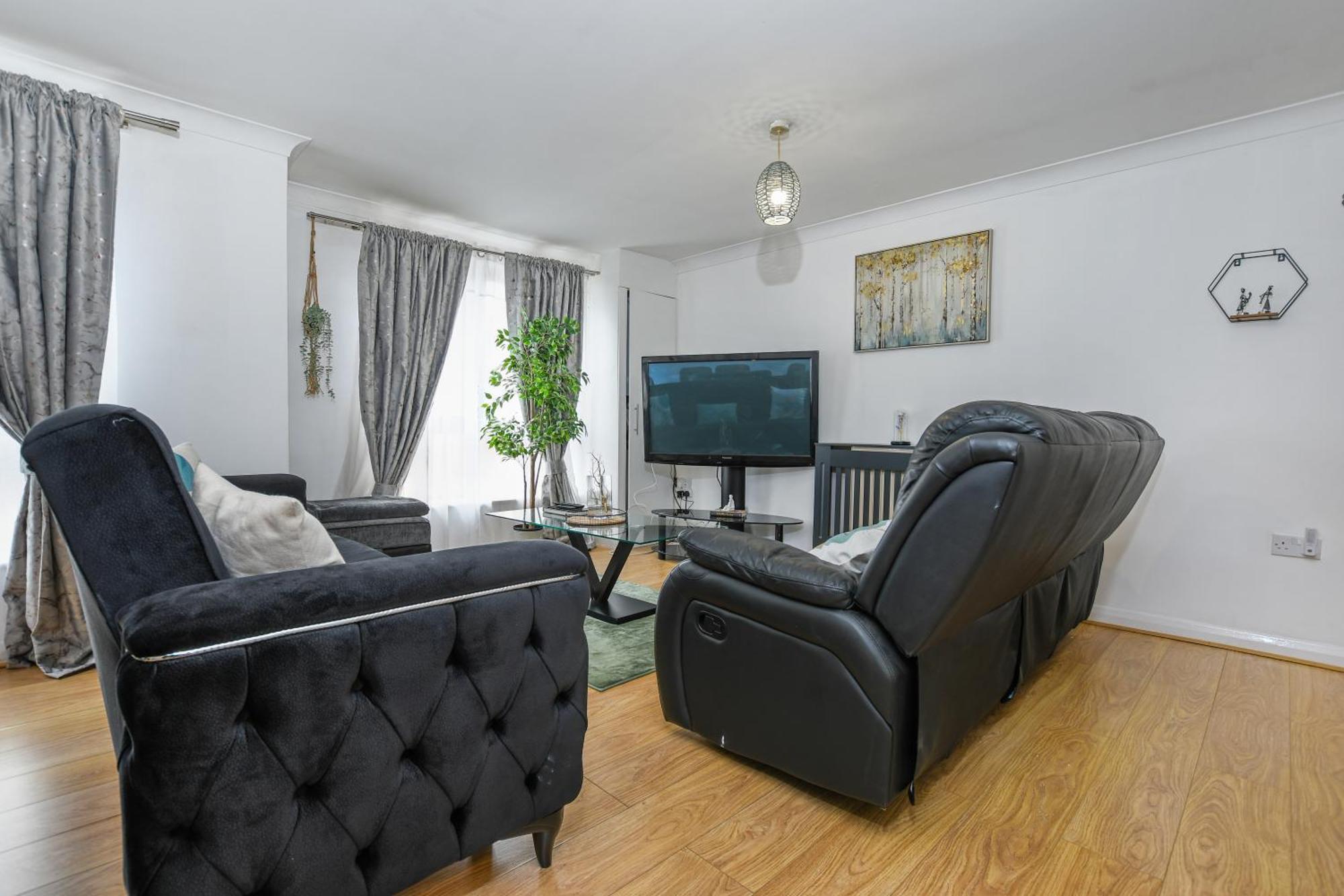 Beautiful Spacious 2 Bed Flat With 2 Parking Near Wembley Stadium Apartment London