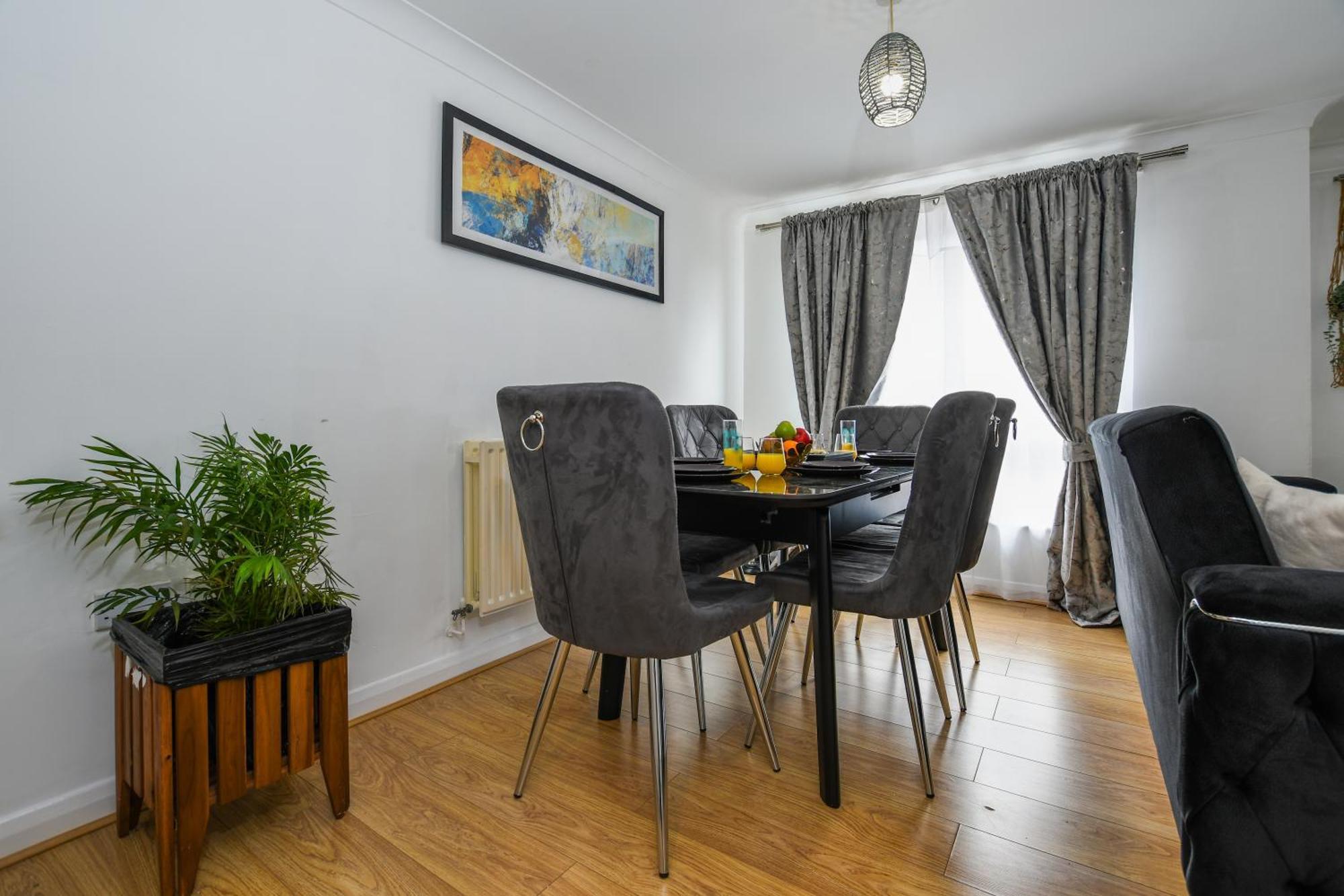 Beautiful Spacious 2 Bed Flat With 2 Parking Near Wembley Stadium *
