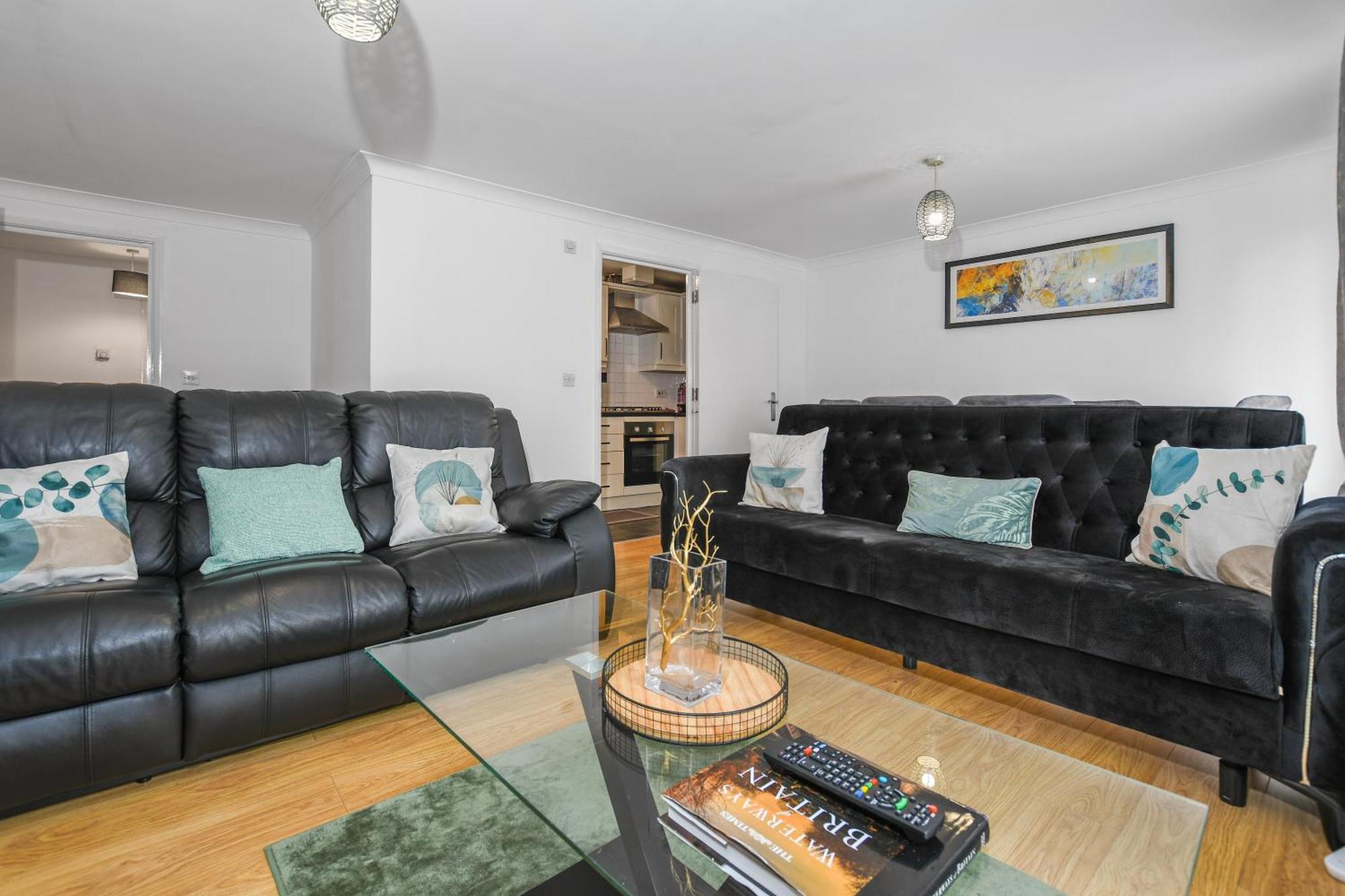 Beautiful Spacious 2 Bed Flat With 2 Parking Near Wembley Stadium Apartment