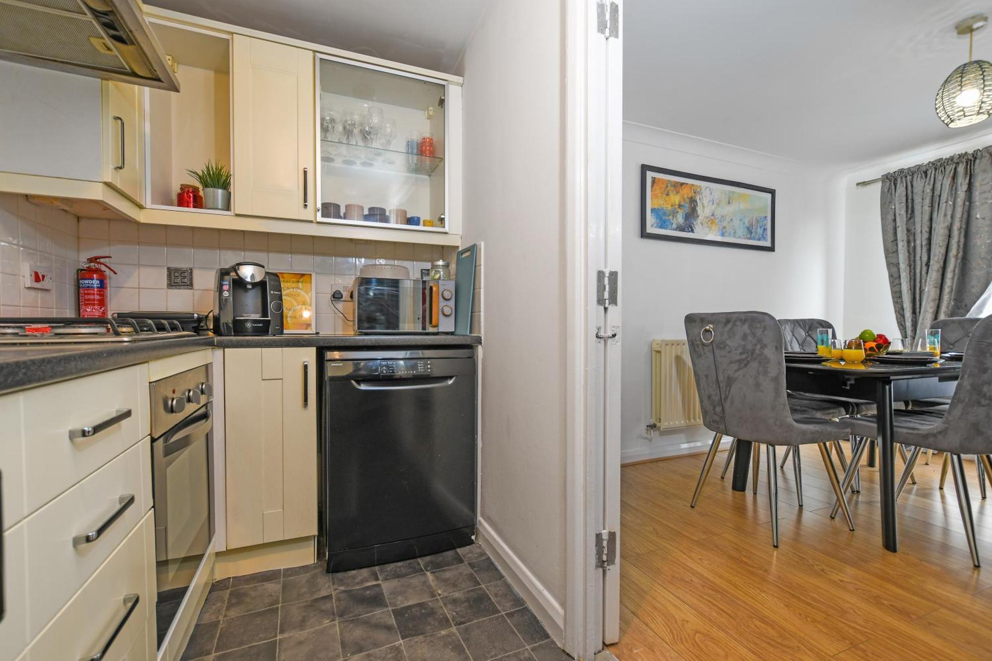 Beautiful Spacious 2 Bed Flat With 2 Parking Near Wembley Stadium Apartment *