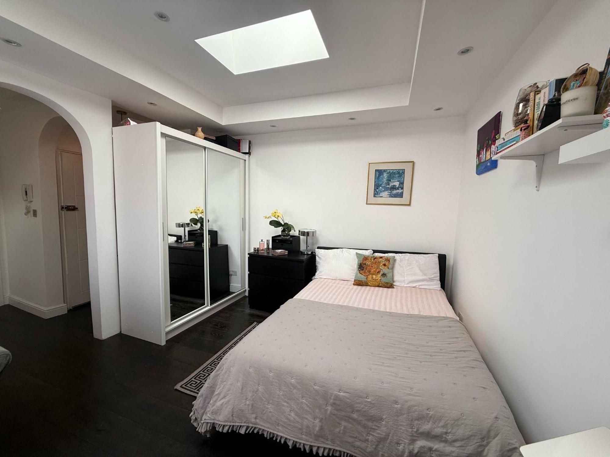Large One Bedroom Near Kensington Gardens, Notting Hill Apartment *
