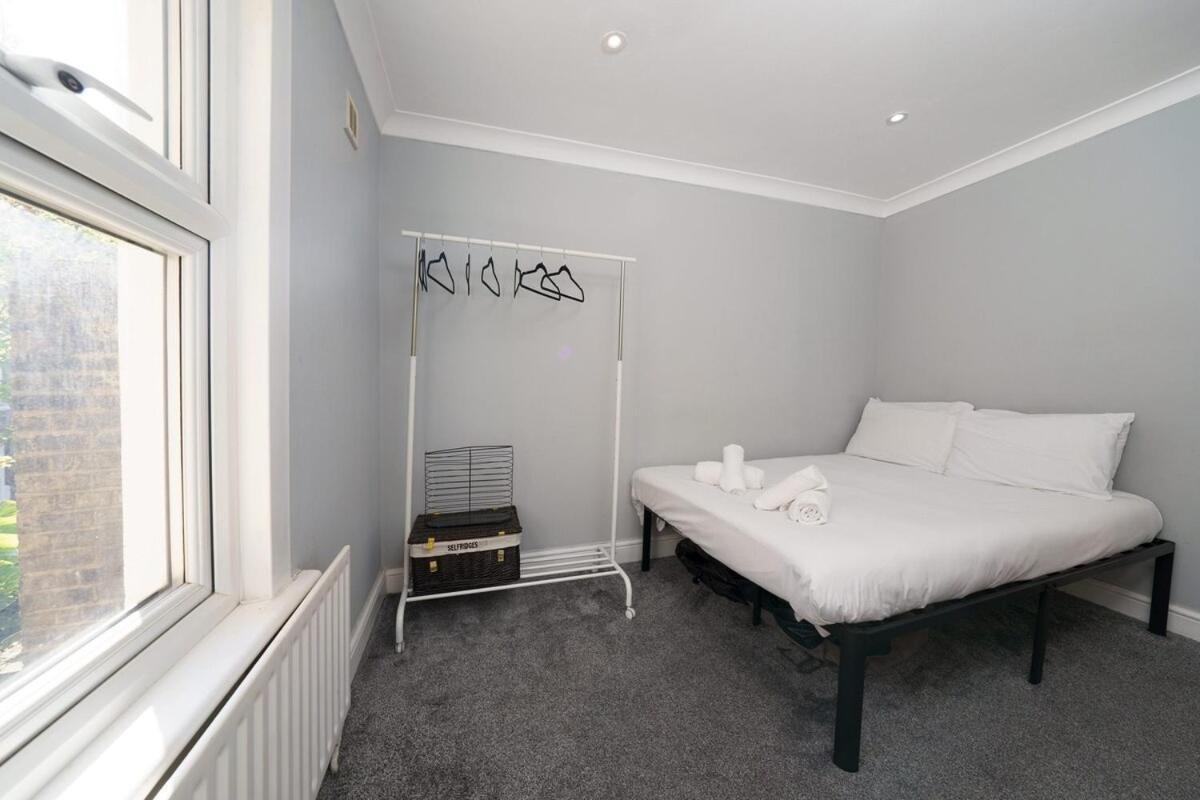 Apartment Stylish Flat 1br With Airbed Sleeps 4 London