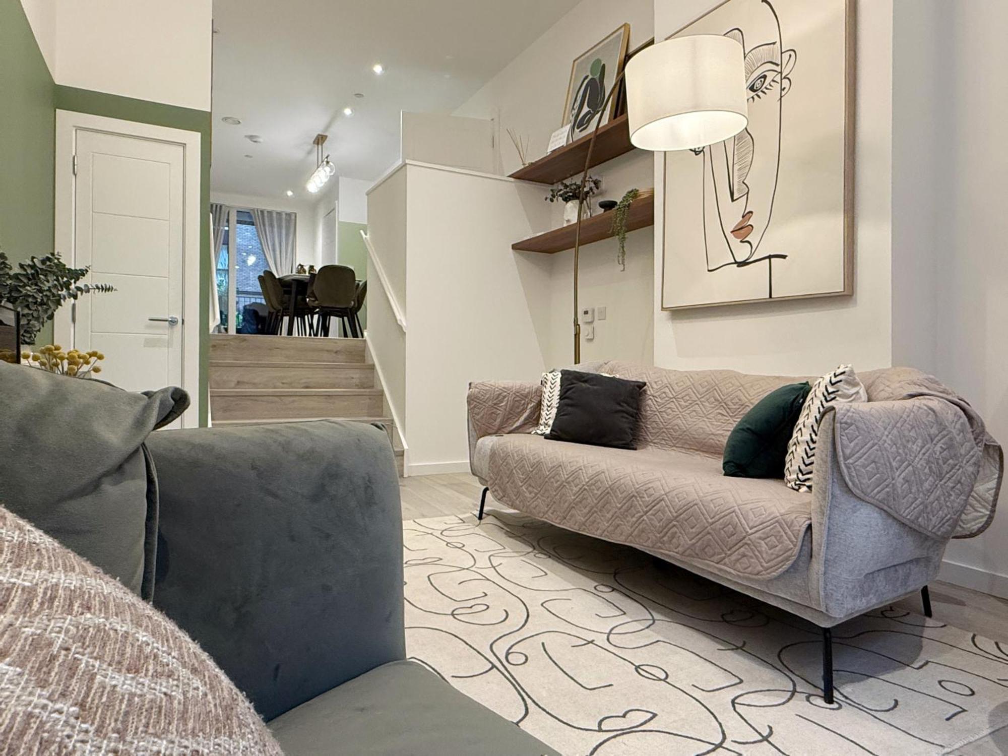 Apartment Stylish 3 Bed Near Airport London