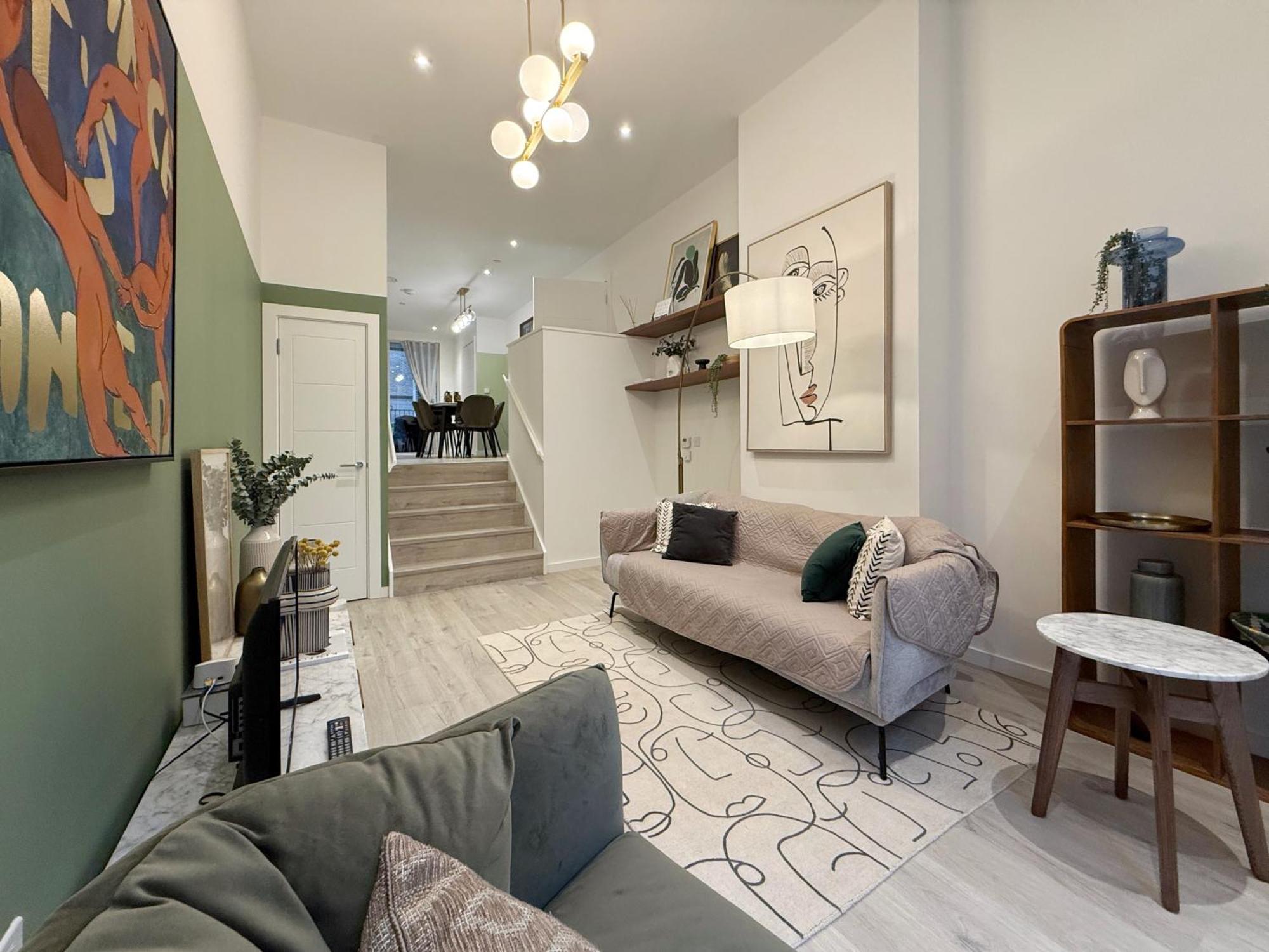 Stylish 3 Bed Near Airport * London
