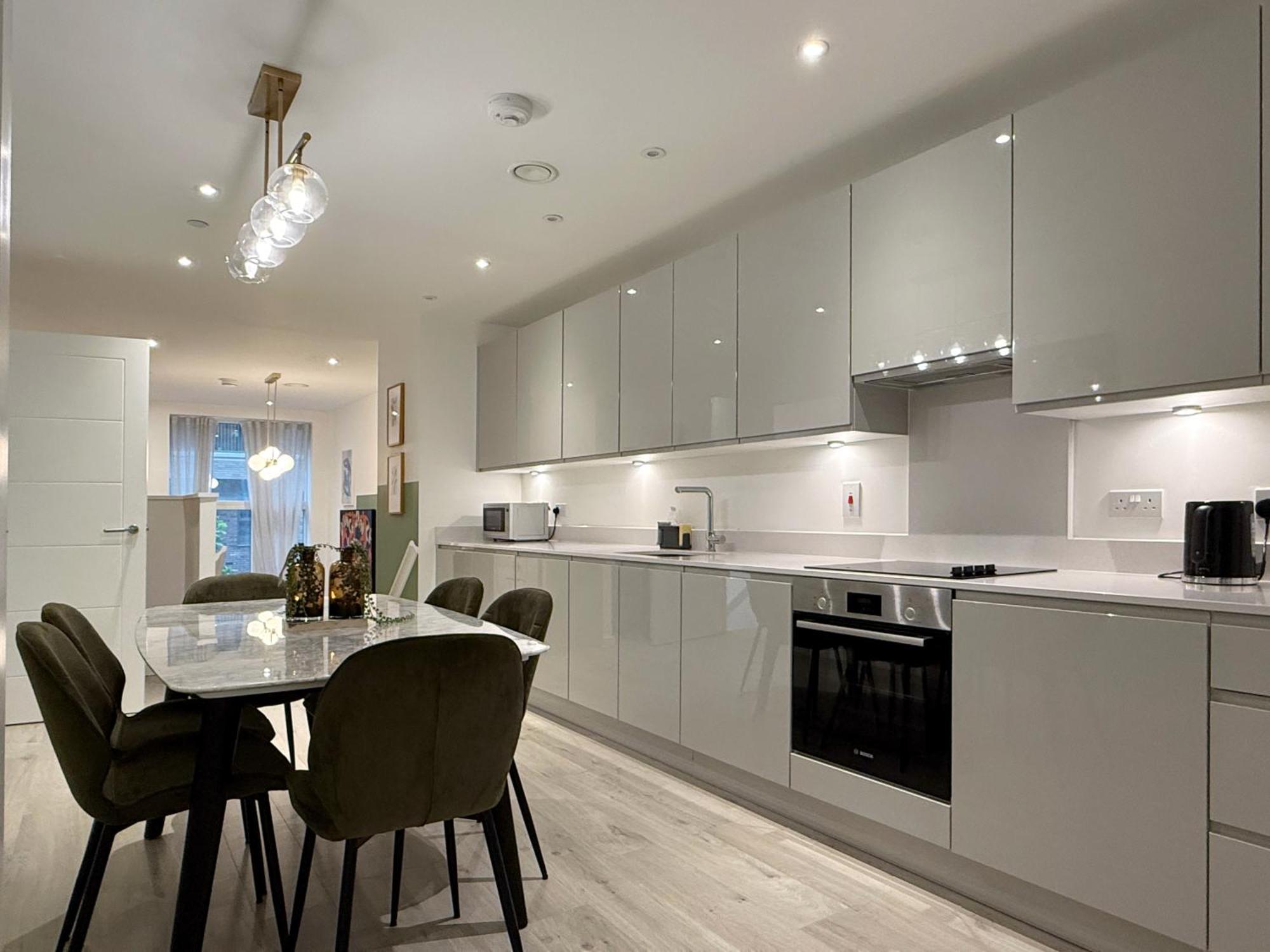 Apartment Stylish 3 Bed Near Airport