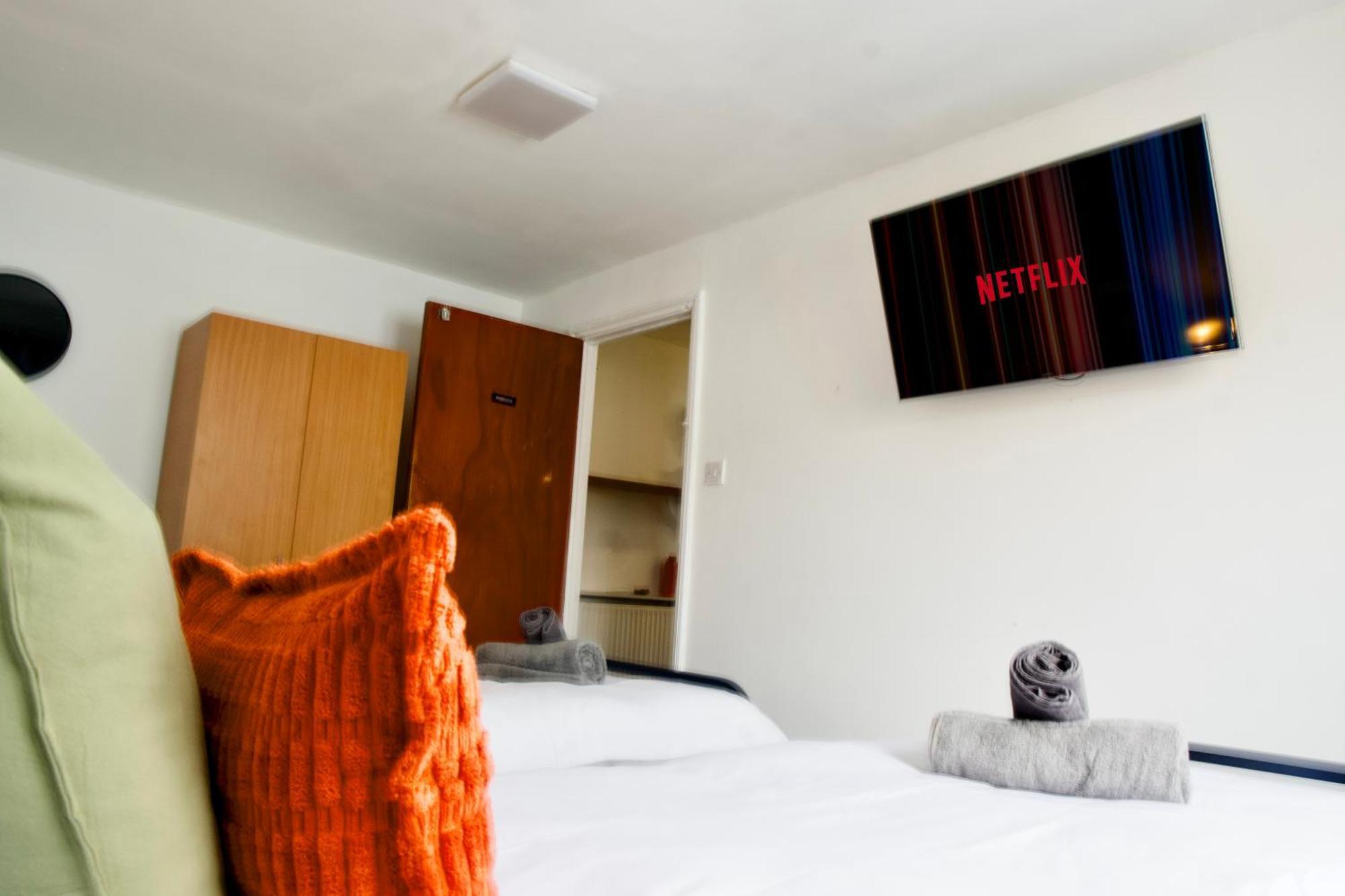 Apartment Stratford Centre, 2 Or 3 Bedroom Apartment, Walk To Westfield, Near Station, Sleeps 6