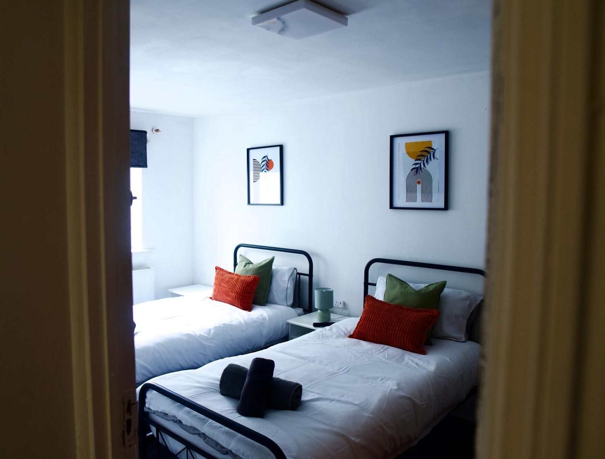 Stratford Centre, 2 Or 3 Bedroom Apartment, Walk To Westfield, Near Station, Sleeps 6 Apartment *