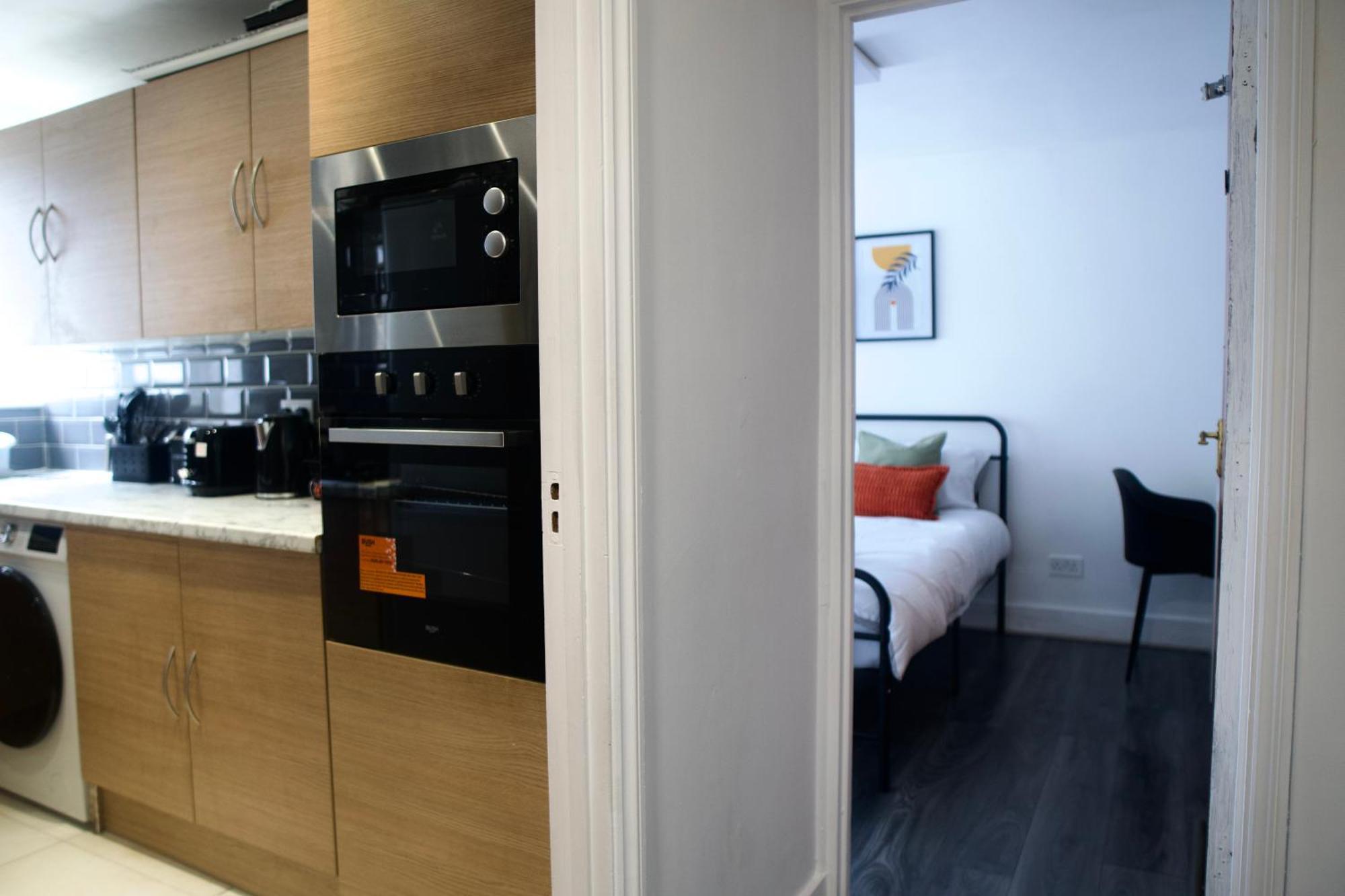 Stratford Centre, 2 Or 3 Bedroom Apartment, Walk To Westfield, Near Station, Sleeps 6 *