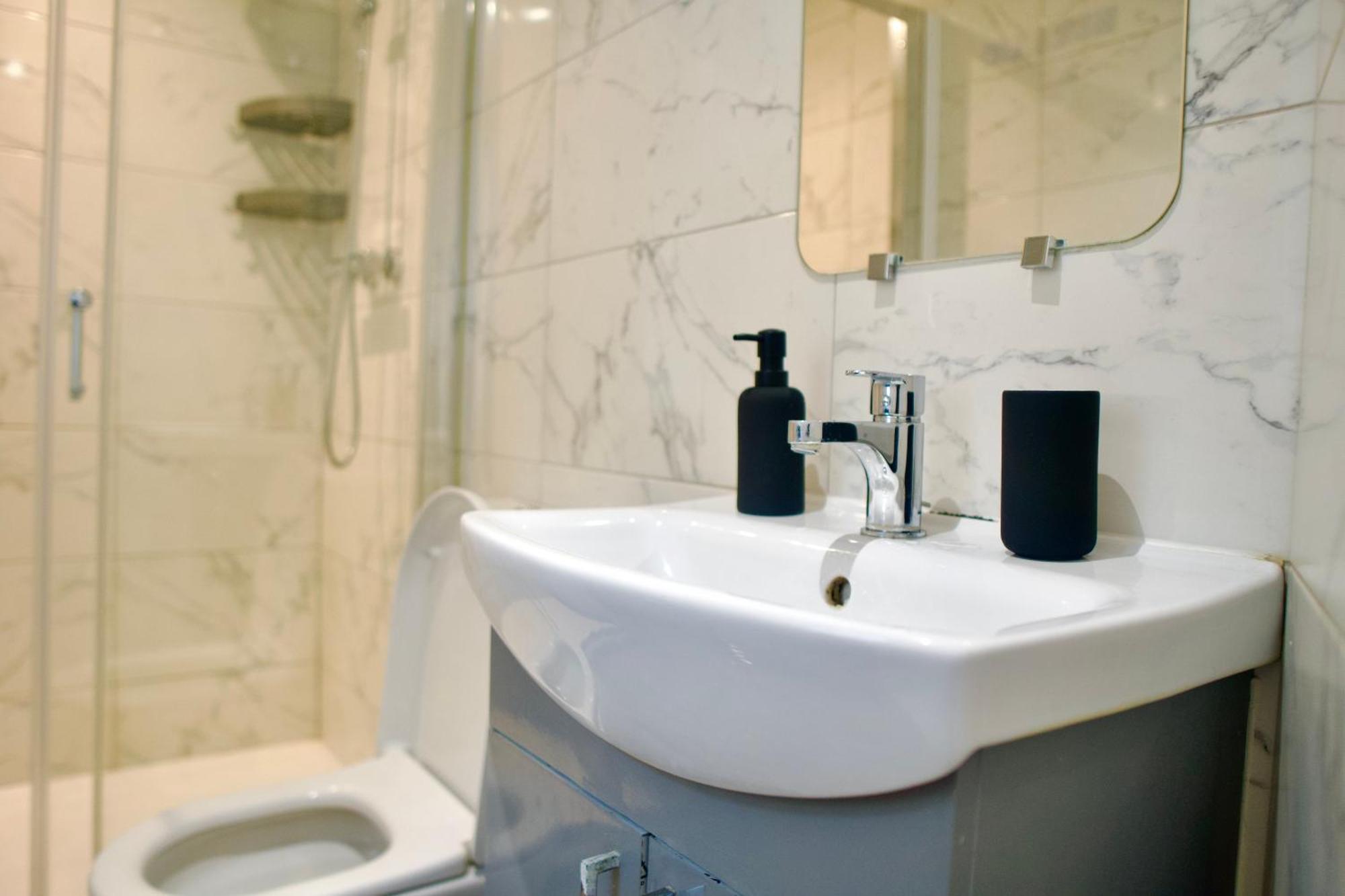 Stratford Centre, 2 Or 3 Bedroom Apartment, Walk To Westfield, Near Station, Sleeps 6 Apartment